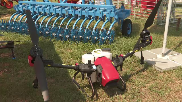 Cât costă o dronă agricolă cu care poți stropi culturile și ce poate face un utilaj de 600.000 de euro