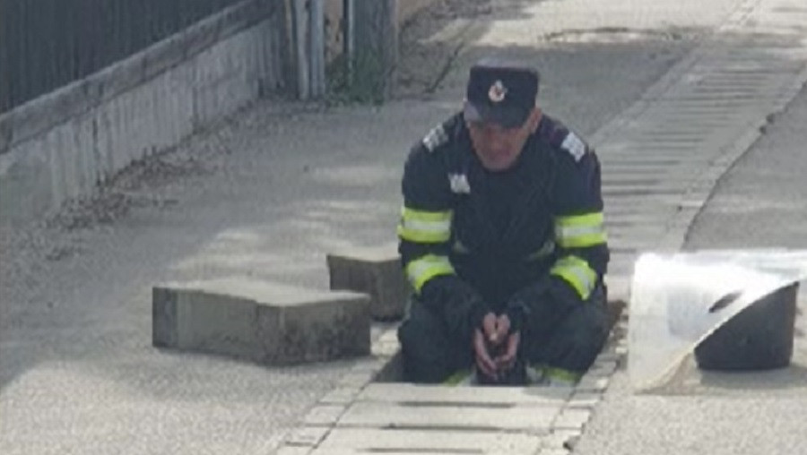 Plecați la plimbare prin Pitești,12 boboci de rață au rămas prinși într-o rigolă de pe marginea unui drum