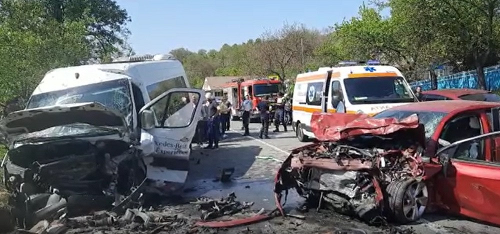 Șase oameni au fost răniți după ce un microbuz și un autoturism s-au ciocnit frontal, în județul Iași