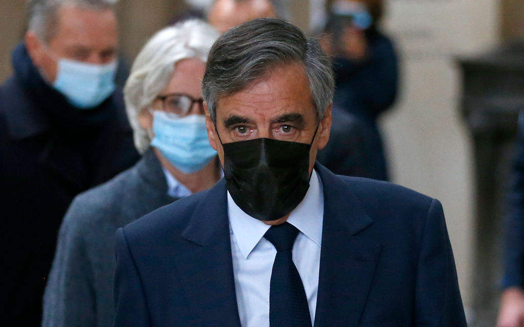 Fostul premier francez François Fillon a fost condamnat la închisoare