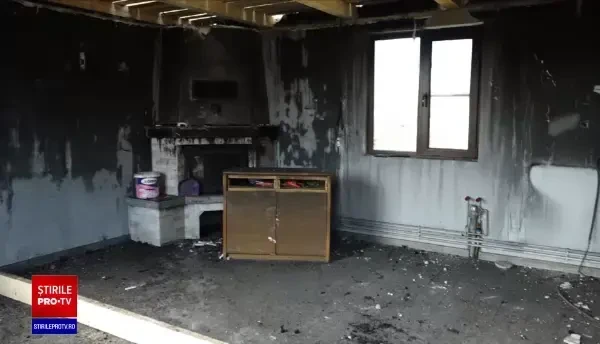Două familii din Maramureș au rămas pe drumuri după ce un incendiu puternic le-a mistuit casa