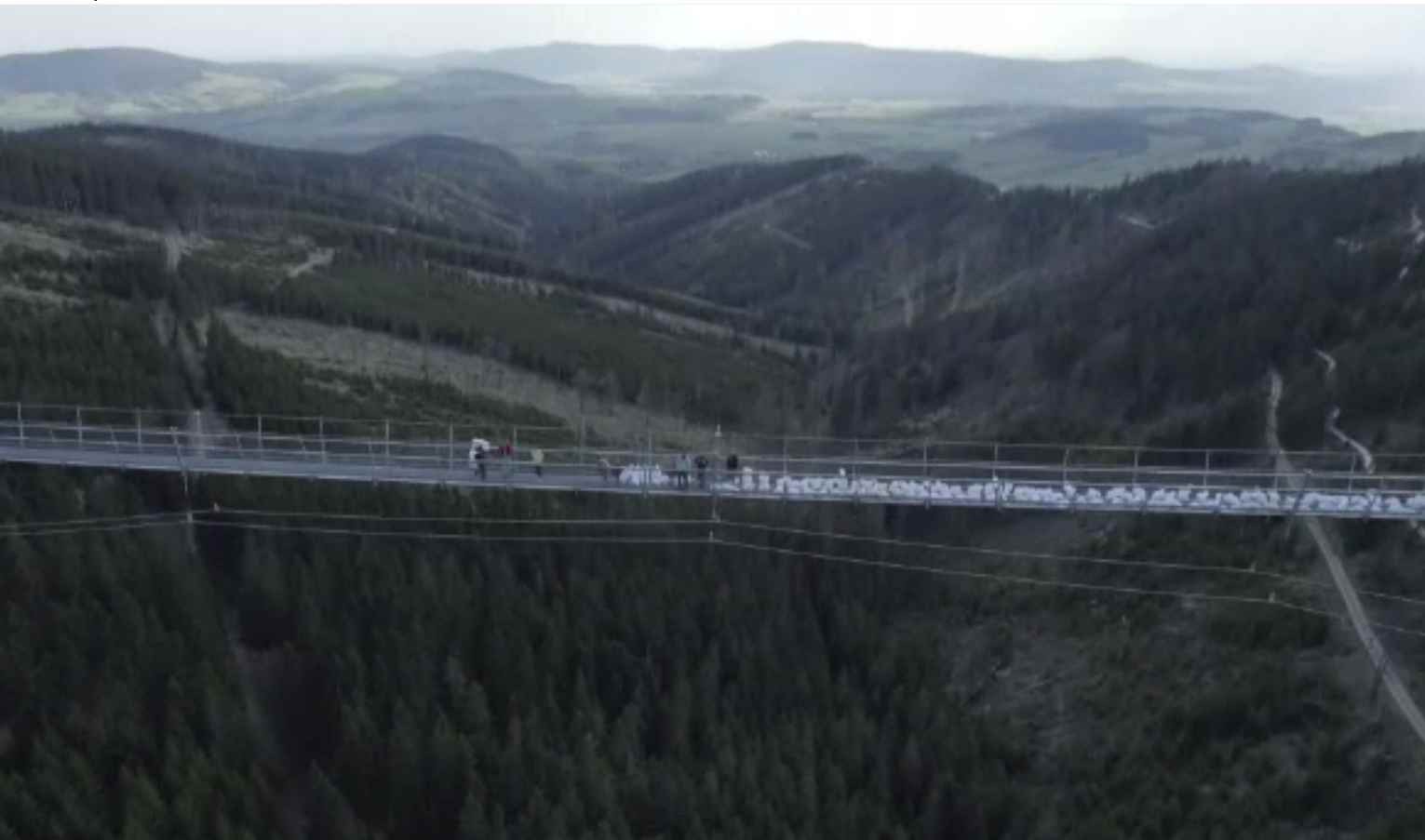 Cel mai lung pod pietonal suspendat din lume, construit în Cehia. Costă 8 milioane de euro