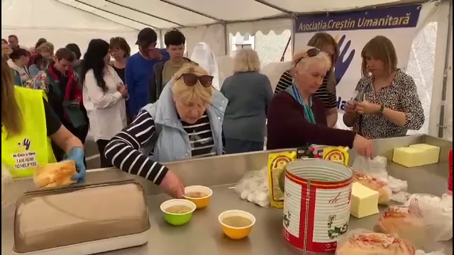 Voluntarii români au trecut granița la Cernăuți și au gătit pentru refugiații veniți din zonele de conflict