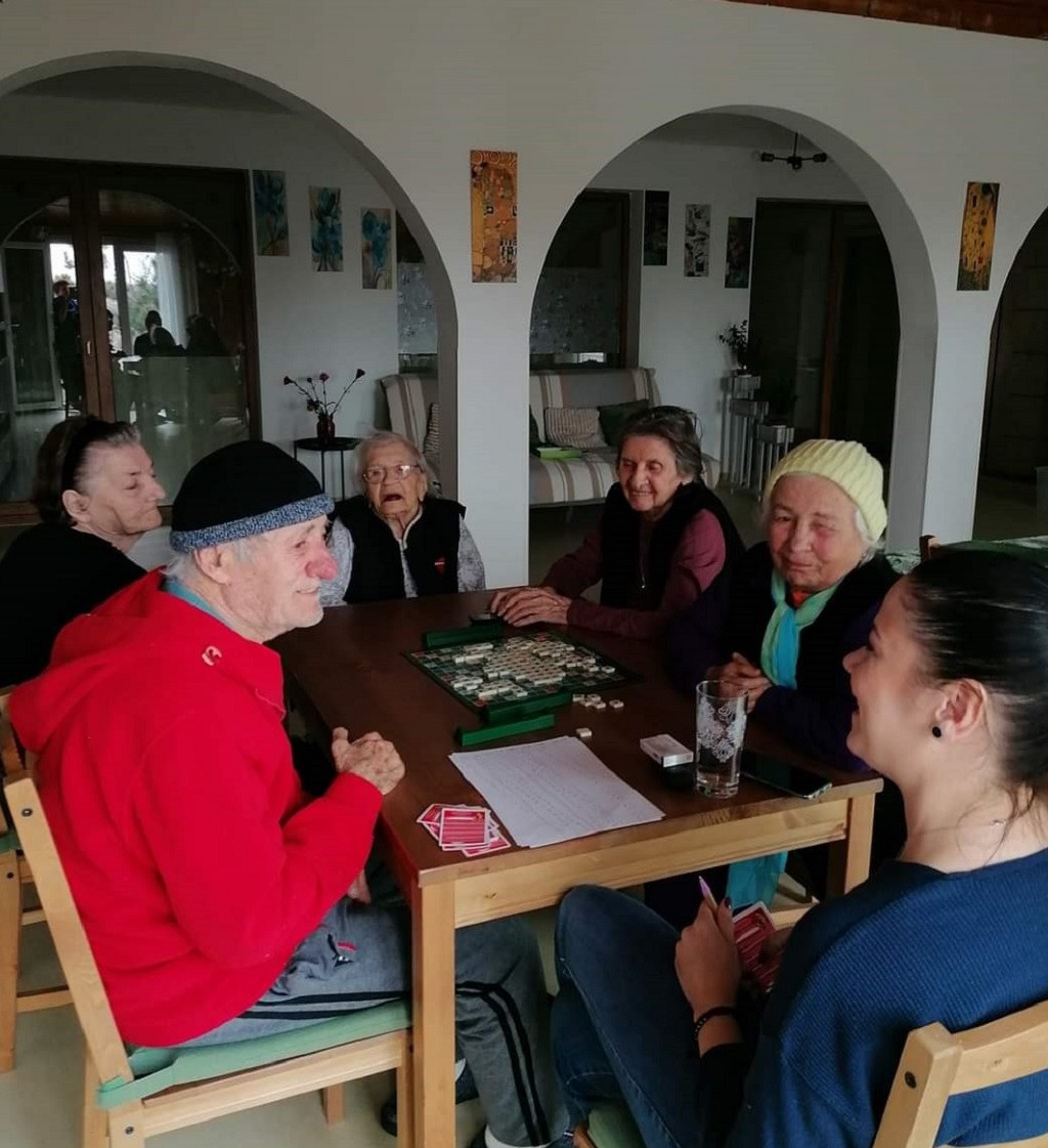 (P) Ce activități zilnice are un bătrân într-un azil privat