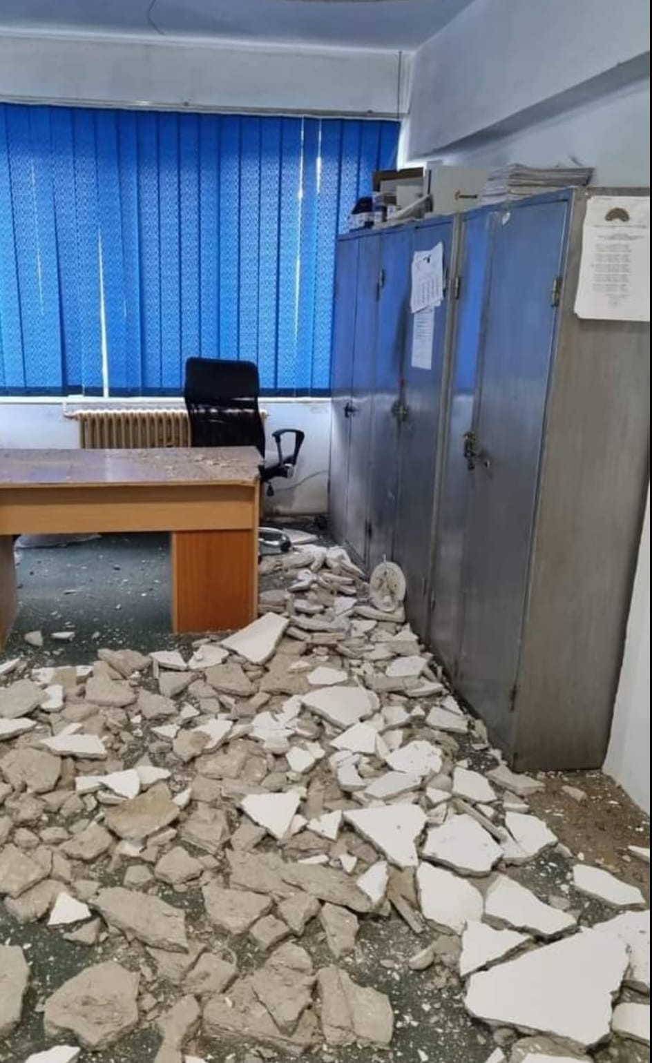 Tavanul unei secţii de poliţie din Pucioasa s-a prăbuşit: "Nu este rezultatul unui cutremur, dacă asta vă întrebaţi". FOTO