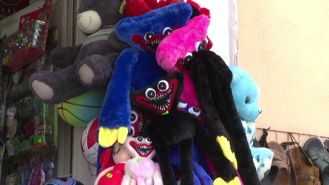 Păpușile „Huggy Wuggy”, jucăriile controversate adorate de copii. Avertismentul specialiștilor: Le pot produce coșmaruri