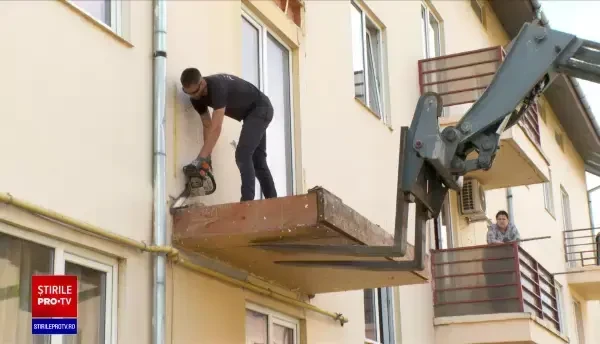 Primăria din Arad a decis să dărâme balcoanele unor blocuri după ce câteva s-au prăbușit