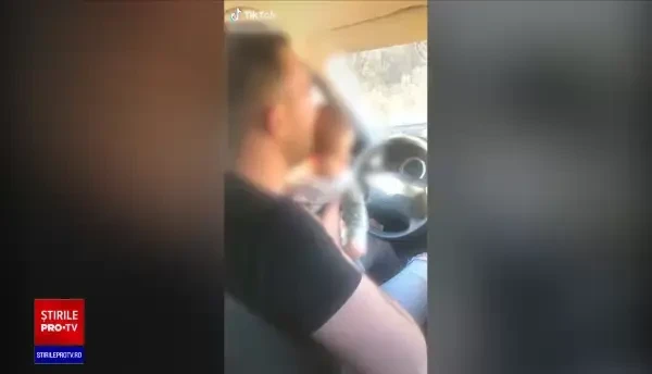 VIDEO șocant. Un bărbat conduce mașina ținând un bebeluș pe volan și ascultând manele