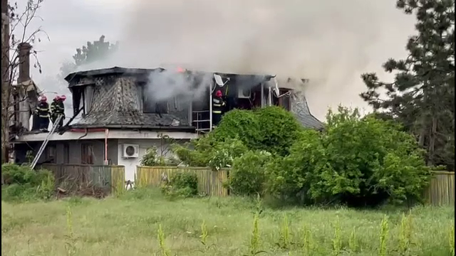 Incendiu la o pensiune din Tulcea. Proprietarul a sunat la 112 și a dat alarma