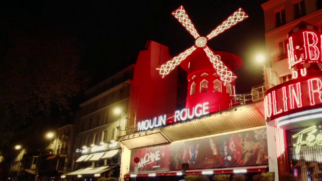 Pentru doar un dolar pe noapte, trei cupluri pot avea parte de o experiență unică, la Moulin Rouge