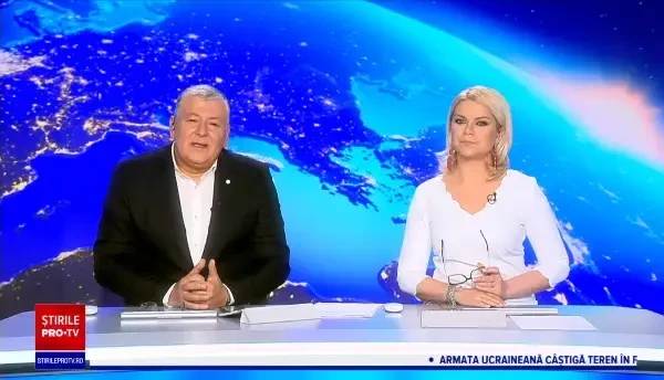 Un cățelus din rasa Mops a fost filmat în timp ce se juca cu o placă de skateboard