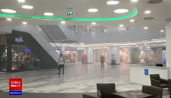 Un mall din Capitală a fost evacuat. Un etaj s-a umplut de fum