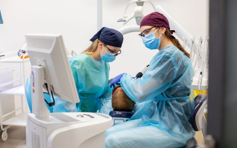 (P) Care sunt cele mai căutate tehnici de estetică dentară pentru un zâmbet impecabil?