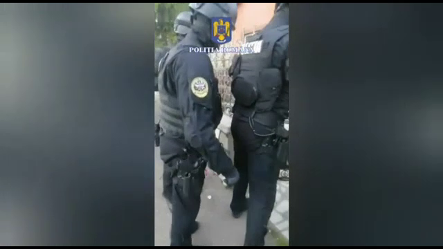 Percheziții la două așa-zise ghicitoare din Ploiești. Victimele au dat, în total, 230.000 de lei ca să-și afle viitorul