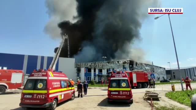 Incendiu la o hală cu materiale inflamabile din Dej. Pagubele sunt foarte mari
