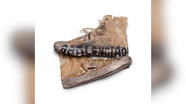 „Creaţi pentru a fi purtaţi o viaţă întreagă”. Balenciaga a lansat teniși extrem de murdari și uzați