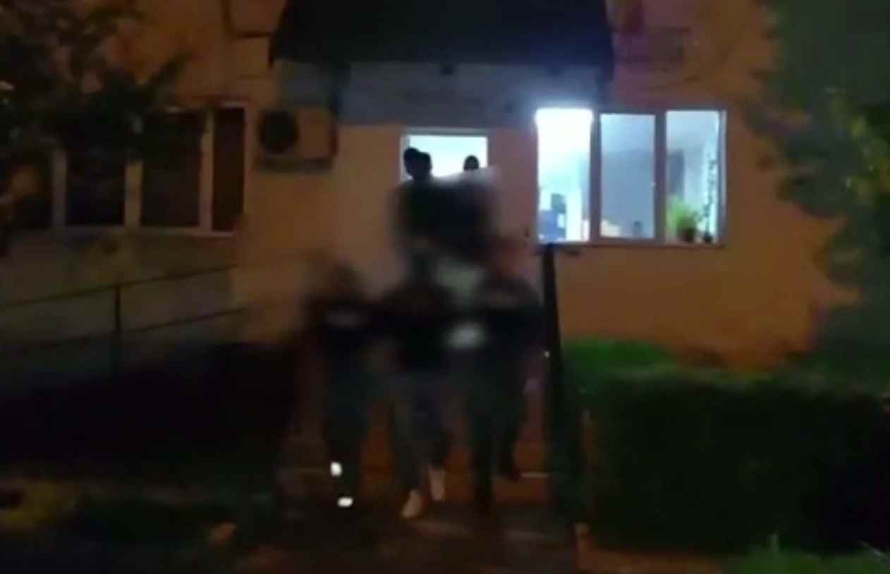 Furau din case pretinzând că citesc contorul. Doi indivizi, reținuți în Pitești