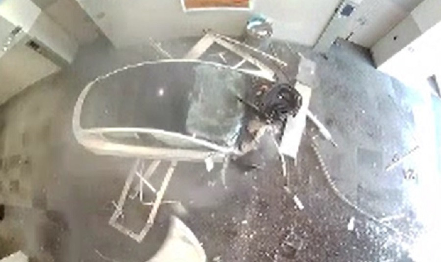 Accident șocant în SUA. Un șofer a intrat cu mașina într-o clădire, după ce frânele autoturismului au cedat. VIDEO