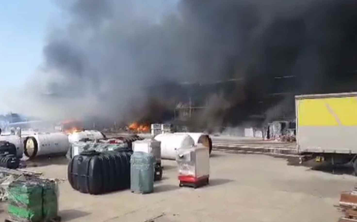 Incendiu de proporții lângă Oradea, la un depozit de mărfuri. Angajat: „M-a picurat cu smoală”