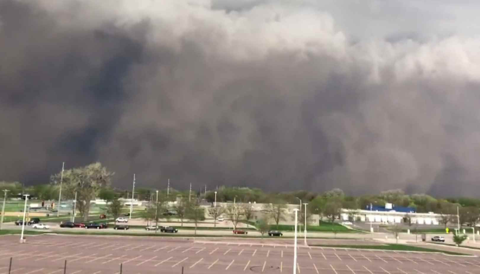 Furtună de praf spectaculoasă, filmată în SUA. A măturat trei state