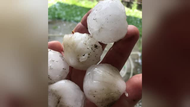 Nordul țării a fost lovit de furtuni violente. Un bărbat a dispărut după ce a fost luat de viitură cu tot cu căruță