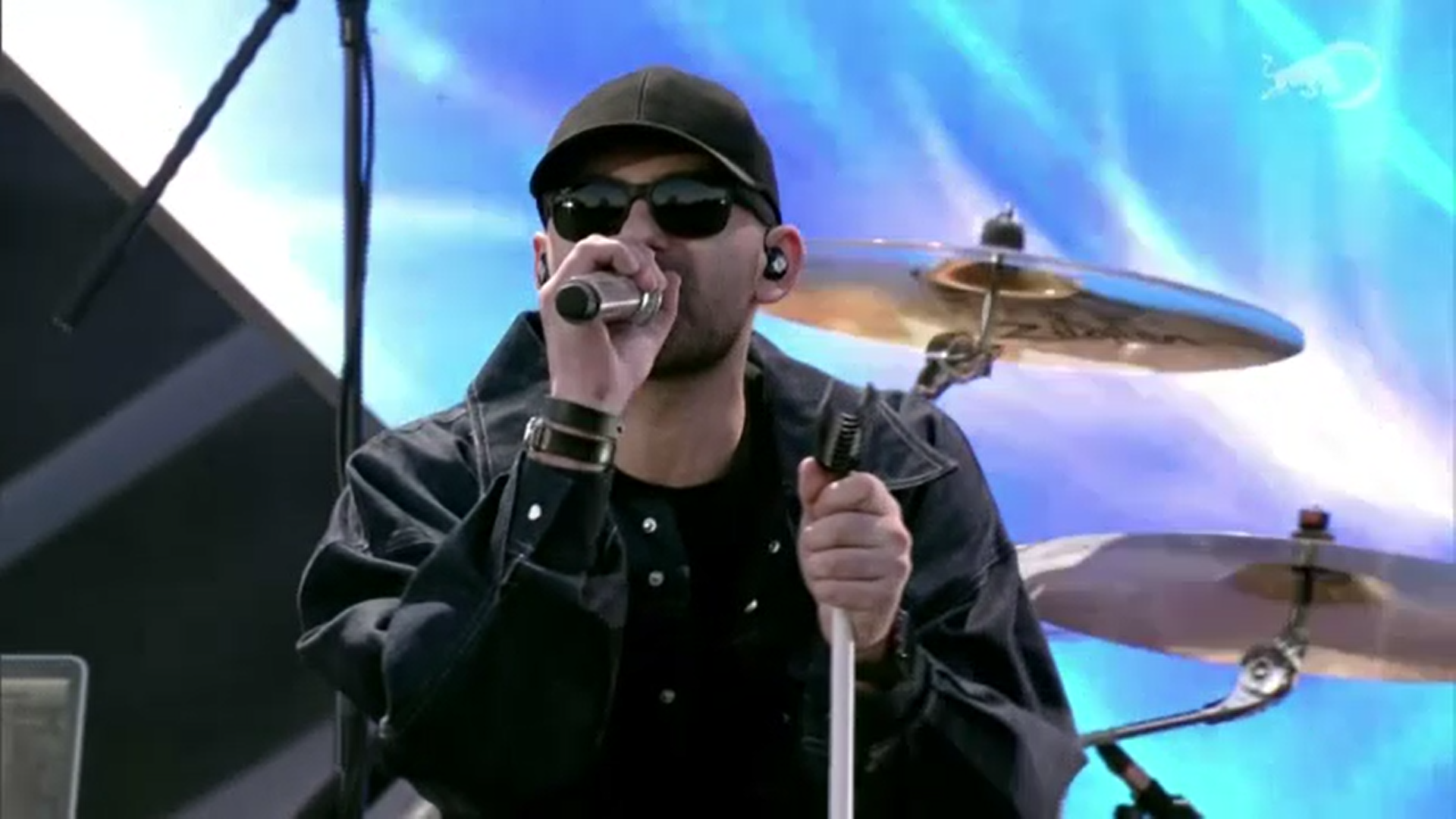 Spike a câștigat duelul cu Irina Rimes de la SoundClash. Spike a invitat alături de el pe scenă un cântăreț celebru de manele