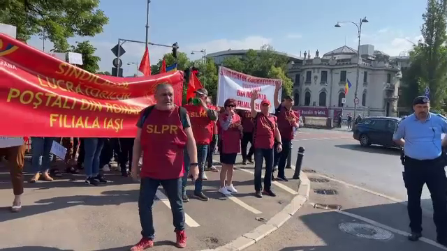 Angajații Poștei Române au protestat la Guvern: "După 23 de ani de muncă, am 1.800 de lei și tichete de 300 de lei"