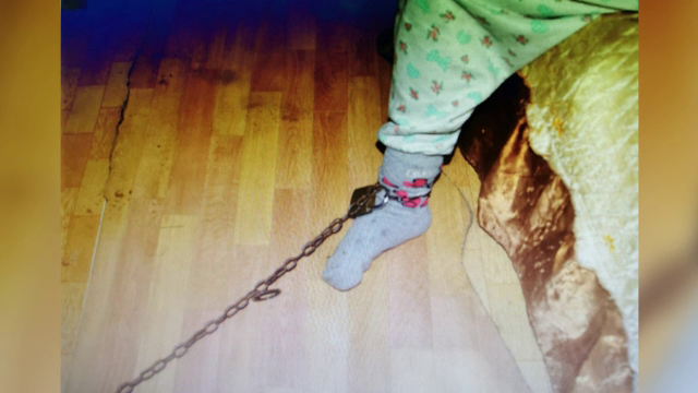 Calvarul îndurat de o fetiță de 10 ani, din Dolj. Bunica o ținea legată de pat, mama este arestată, iar tatăl a părăsit-o
