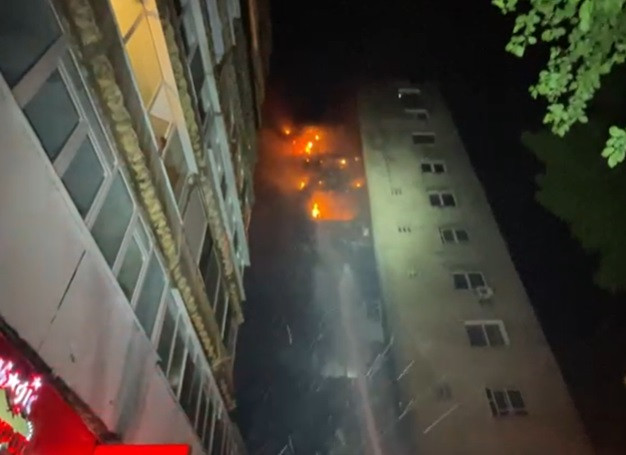 Incendiu puternic într-un bloc din București. Focul s-a propagat rapid pe fațadă