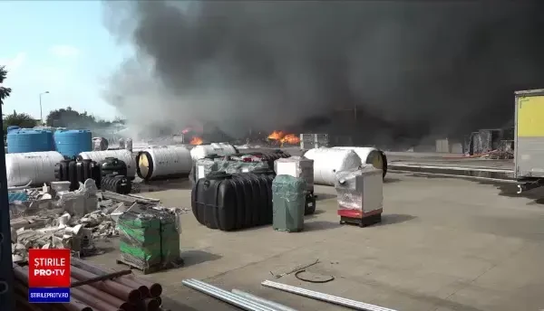 Incendiu de proporții lângă Oradea, la un depozit de mărfuri. Angajat: „M-a picurat cu smoală”