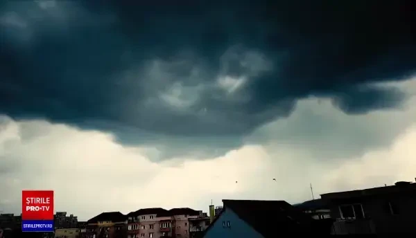 Furtuni violente au făcut ravagii în România. Un bărbat luat de viitură, dat dispărut de două zile