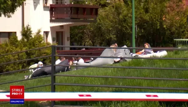 Turiștii au fugit la mare și munte, profitând de vremea frumoasă. Pe creste încă se vede zăpada