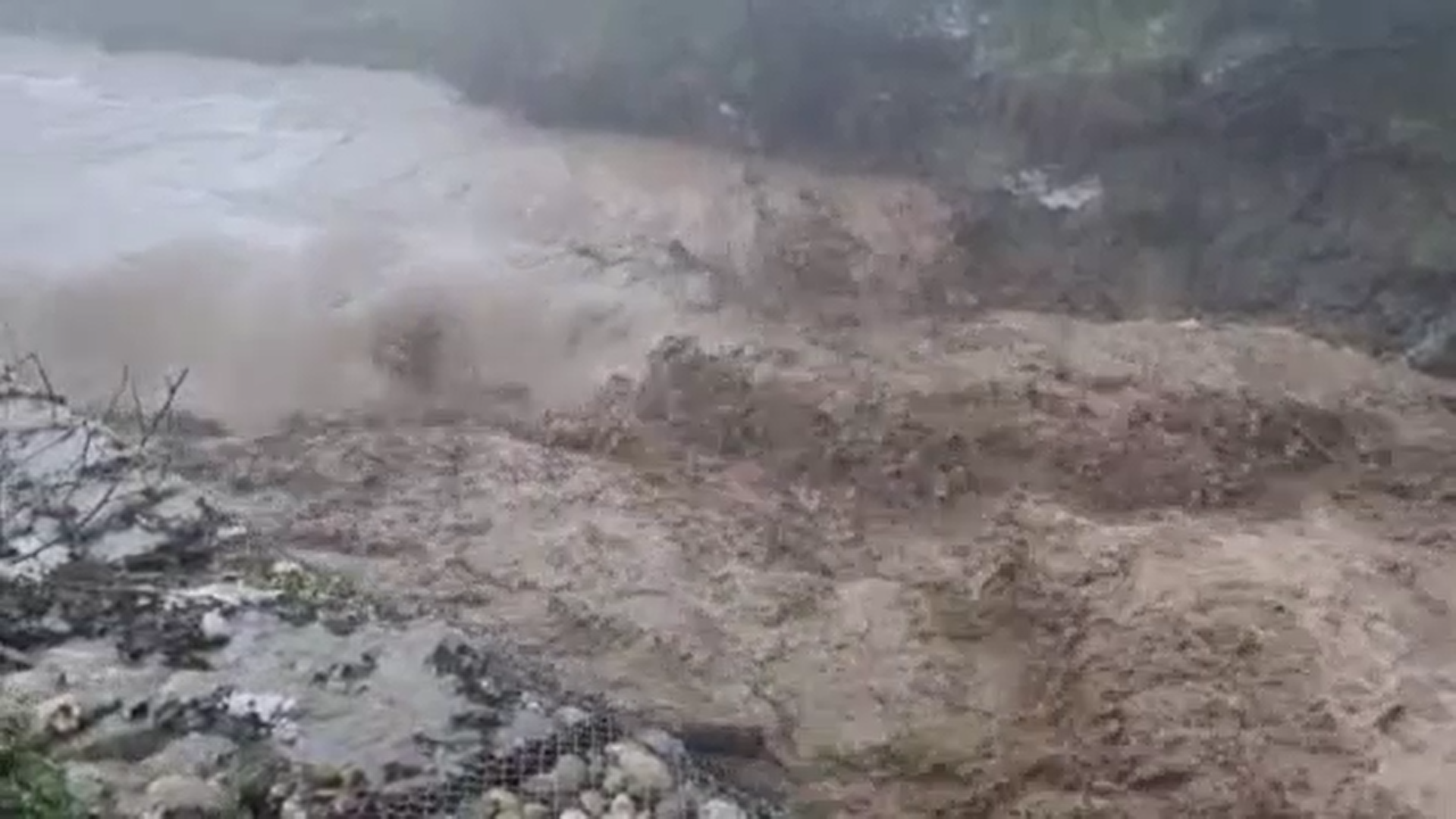 Furtunile au lovit cu furie sudul României. În Iaşi un bărbat este dat dispărut după ce a fost luat de viitură