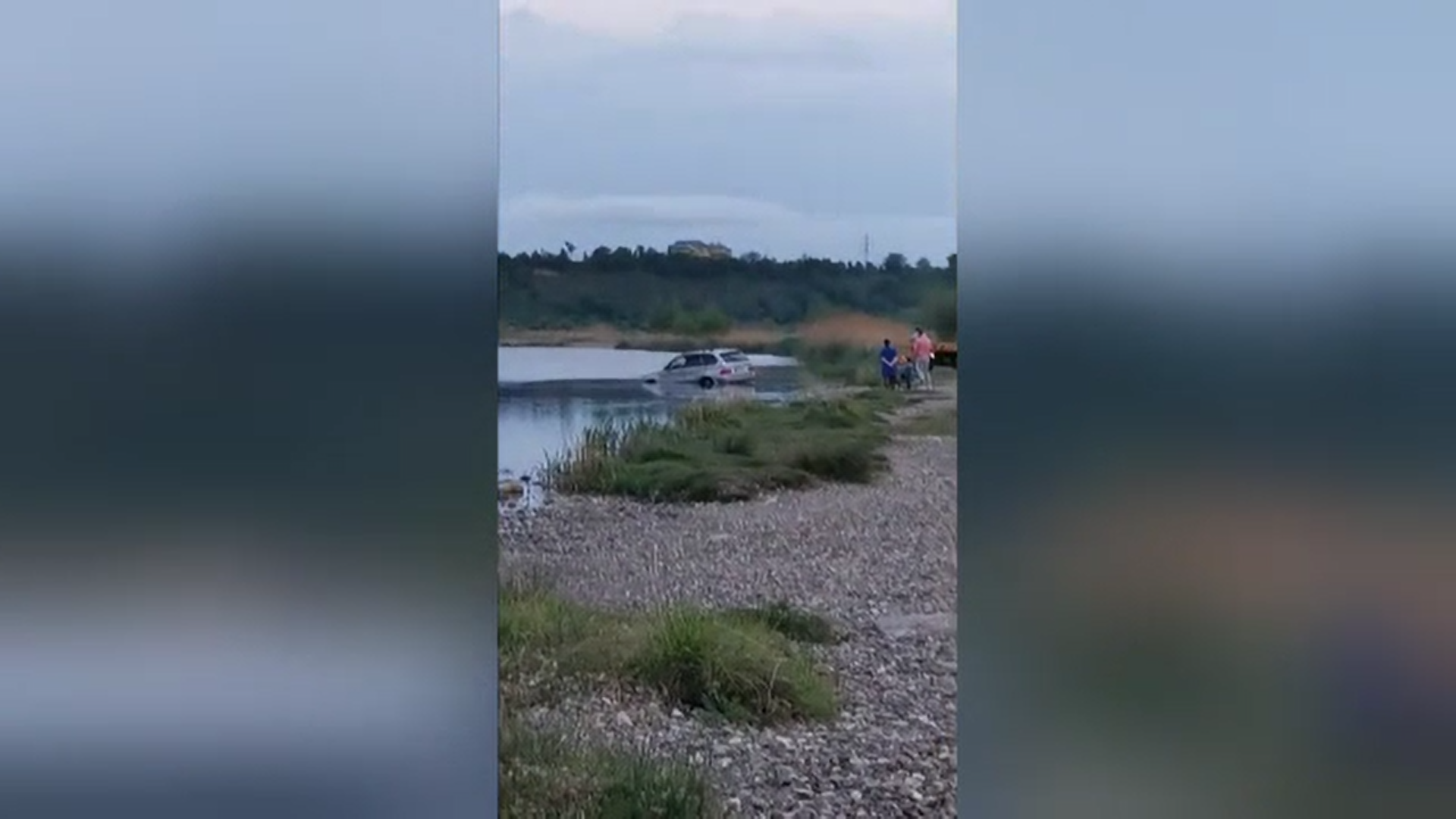 Un șofer din Bacău a rămas blocat cu mașina în râul Bistriţa după ce a încercat să îl traverseze