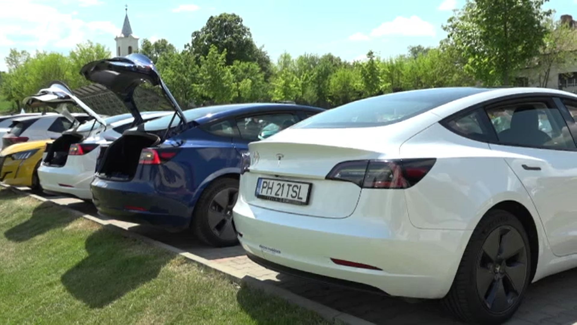 Caravană de mașini electrice la Ciugud, comuna campioană la stații de încărcare electrice