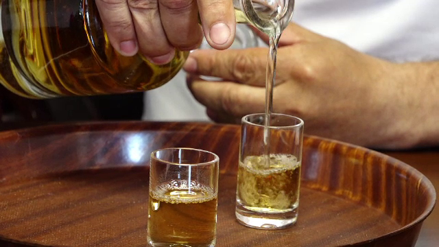 Românii care produc țuică și pălincă ar putea primi finanțare de la Guvern. O sticlă de pălincă poate costa și 2.000 de euro