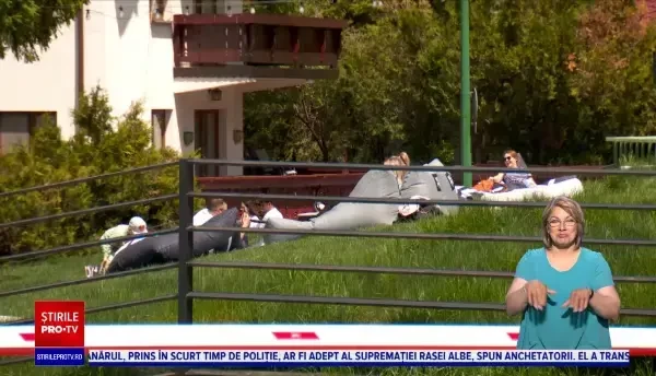 Turiștii au fugit la mare și munte, profitând de vremea frumoasă. Pe creste încă se vede zăpada