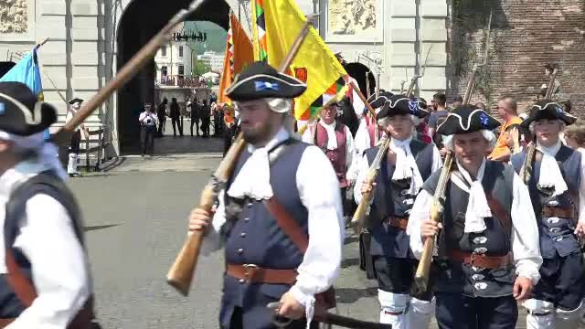 Momentul în care Garda cetății medievale din Alba Iulia se schimbă la ora 12 fix. Vizitatorii urmăresc cu interes ceremonia