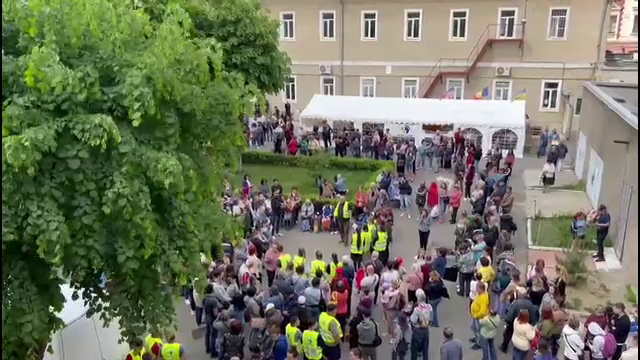 Surpriză pentru zeci de copii refugiați din Cernăuți: “Am vrut să le dăm o fărâmă de bucurie”