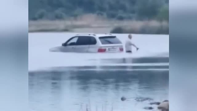 Furtunile au făcut prăpăd în mai multe județe. O femeie din Dolj a fost salvată în ultima clipă din calea apelor