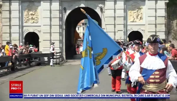 Momentul în care Garda cetății medievale din Alba Iulia se schimbă la ora 12 fix. Vizitatorii urmăresc cu interes ceremonia