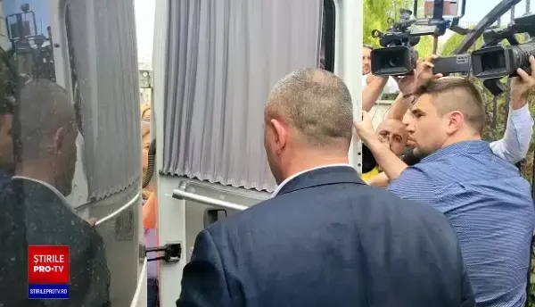 Fraţii Radu şi Alexandru Mazăre au ieșit din penitenciar, pentru înmormântarea mamei lor