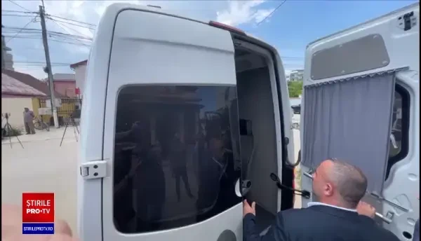 VIDEO. Fraţii Radu şi Alexandru Mazăre au ieșit din penitenciar, pentru înmormântarea mamei lor