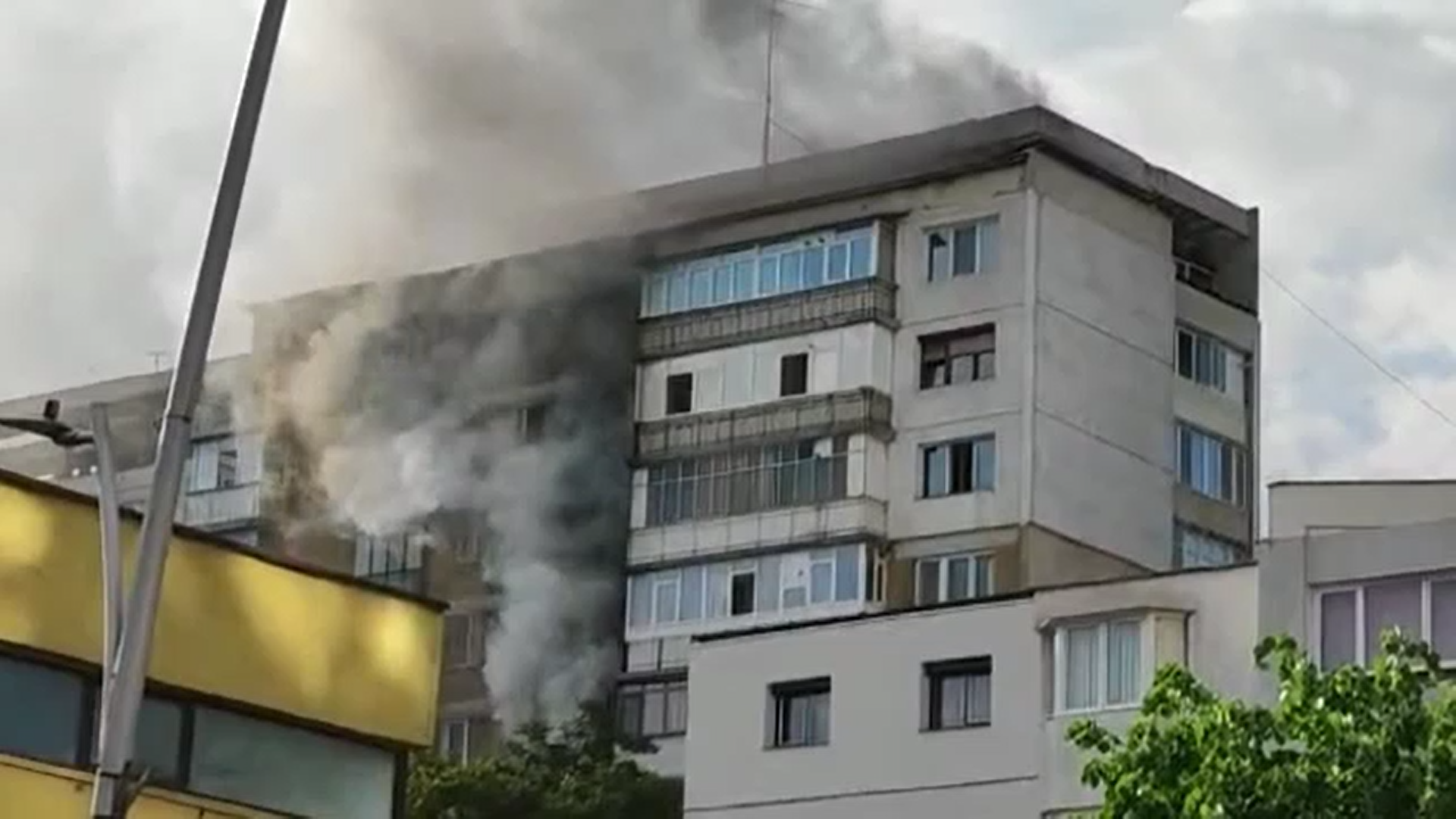 Incendiu într-un bloc din Bacău. 20 de locatari s-au autoevacuat când au văzut flăcările