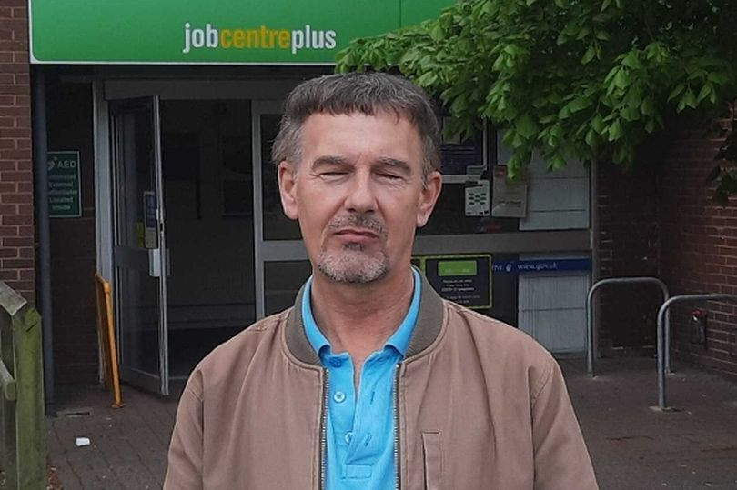 Soluția unui britanic pentru a face față facturilor tot mai mari. Stă pe întuneric în casă și nu folosește apa caldă