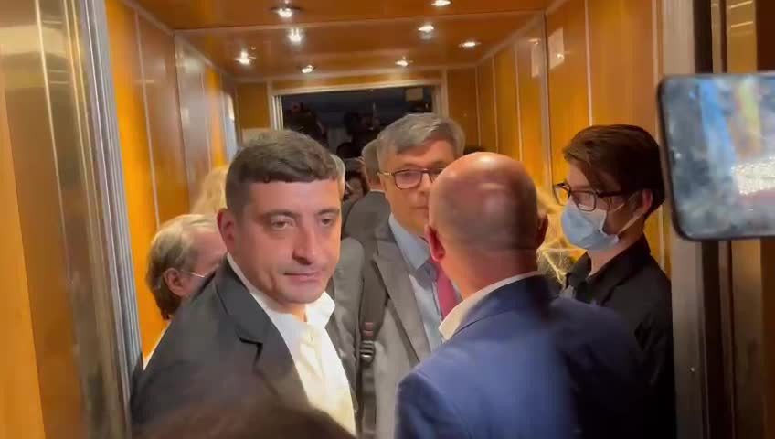 VIDEO. Ministrul Energiei, hărțuit de liderul AUR George Simion pe holurile Parlamentului