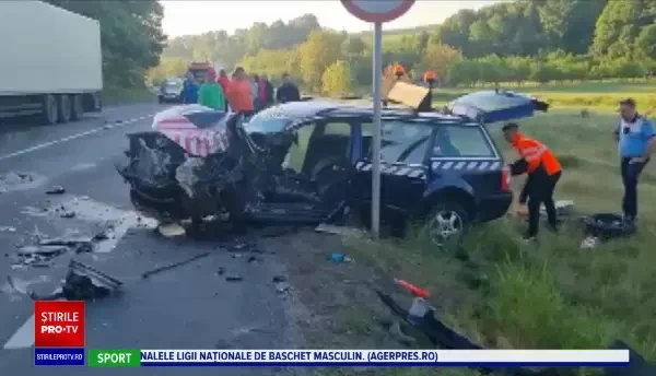 Un șofer a murit după ce a intrat cu autoturismul în plin într-un camion în Mehedinți. Bărbatul ar fi adormit la volan