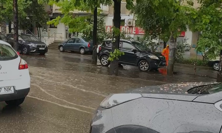 Trafic de coșmar în Capitală. Mai multe bulevarde sunt inundate. VIDEO și FOTO
