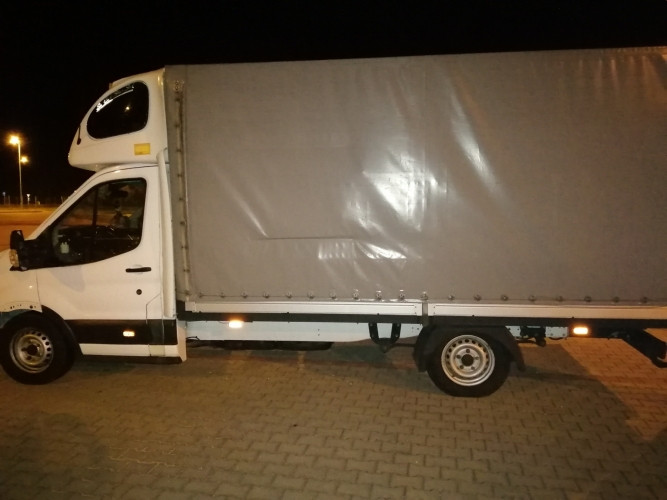 Șocul polițiștilor din Ungaria după ce au oprit o camionetă condusă de o româncă. Ce au găsit în vehicul