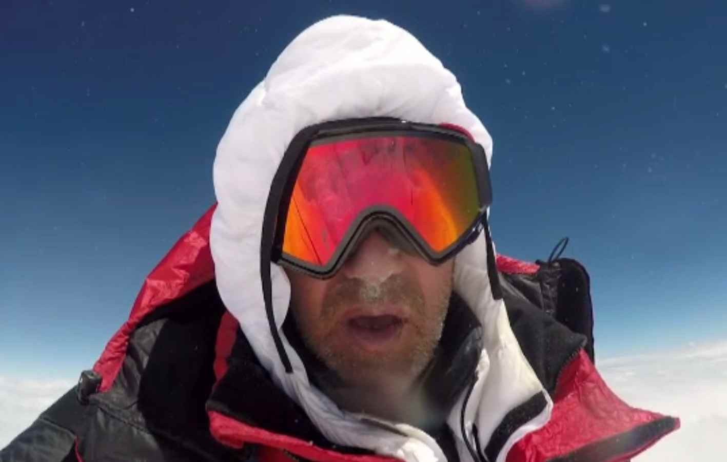 Momentul filmat cu Horia Colibășanu pe vârful Kangchenjunga din Munţii Himalaya